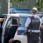 Varios mossos d’esquadra vigilan al hombre detenido por el crimen.