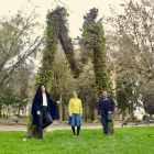 Nú Miret, Anna Guixé y David Pradas, en el Parc de l’Ermita de l’Horta de Ivars d’Urgell.