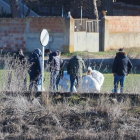 Investigadors a la zona en la qual es va trobar el cos de la dona.