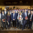 Els premiats al costat de les autoritats assistents a l’acte celebrat ahir a la Llotja de Lleida.