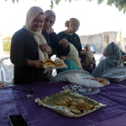 Membres de l'associació de dones musulmanes de Bellpuig Salam Babel comparteixen dolços a la Festa del Xai infantil