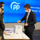 L’encara líder formal del PP, Pablo Casado, votant ahir.