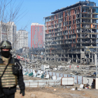 Imagen de los restos del centro comercial atacado en el distrito Podilskyi de Kiev.