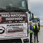 Transportistas a su llegada al Polígono Industrial Barral, en el noveno día de paro nacional de transportistas, en San Fernando de Henares, Madrid.