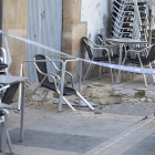 Imagen de los cascotes que cayeron ayer sobre una terraza de un bar de Tàrrega. 