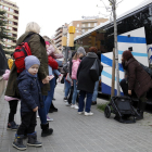 El primer grupo de ucranianos procedentes de Guissona, bajando del autobús en Lleida para tramitar la solicitud de protección temporal.