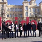 Miembros de CCOO, FAV, usuarios Avant, Generalitat, Diputación y Paeria, ayer ante la estación. 
