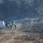 Mossos d’esquadra ahir a la zona del crim, en una pista forestal en la qual hi havia una excavadora treballant.