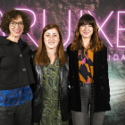 La subdirectora de ‘Bruixes’, Magdalena Oliver, amb Helena Martínez i la directora, Joanna Pardos.
