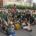 Una de las 106 peñas del Aplec del Caragol, ayer por la mañana durante el tradicional pasacalles.