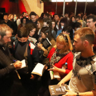 Carles Porta va presentar i va firmar ahir al Cafè del Teatre de Lleida nombrosos exemplars del seu nou llibre, ‘Crims. Llum a la foscor’.