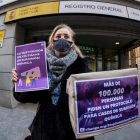 La activista Marta Asensio entregó ayer las más de 100.000 firmas. 