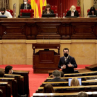 Pere Aragonès ayer en el Parlament respondiendo a una pregunta de la oposición.