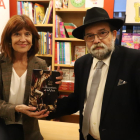 Coia Valls presentó en la librería Caselles ‘L’Alquímia de la Vida’, en un acto junto a Albert Balada.