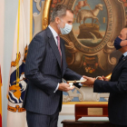 Felipe VI recibiendo el martes la llave de la ciudad de San Juan de Puerto Rico de manos de su alcalde.