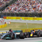 Los pilotos George Russell (Mercedes), Sergio “Checo” Pérez (Red Bull) y Max Verstappen (Red Bull) durante la carrera.