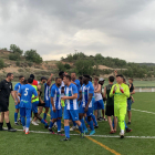 Los jugadores del Vilanova de l’Aguda celebran la salvación después del partido.