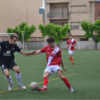 Un jugador del Artesa de Segre trata de superar a Requena.