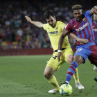 Adama Traoré lucha con el centrocampista del Villarreal CF Manu Trigueros.
