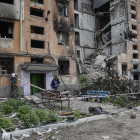 Un militar del ministerio de Emergencias ruso inspecciona una casa destruida en Mariupol.