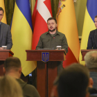 Pedro Sánchez, ahir al costat del president d’Ucraïna i la primera ministra danesa.