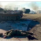 Un soldado ucraniano yace muerto al lado de un tanque tras uno de los ataques de las fuerzas rusas.