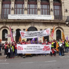 Els piquets de la vaga als autobusos de Lleida, aquest migdia davant la Paeria.