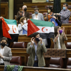 Diputats de Podem van mostrar ahir suport al Sàhara amb banderes al Congrés.