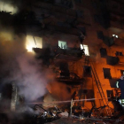 Los bomberos trabajan en extinguir un fuego provocado por el ataque con cohetes contra un bloque residencial en Kiev la madrugada del 25 de febrero