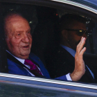 El rei Joan Carles saluda a la seua arribada aquest dilluns al Palacio de la Zarzuela de Madrid, gairebé dos anys després de la seua marxa a Abu Dhabi.