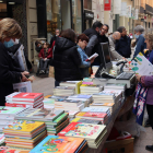 Una parada de llibres a l'Eix Comercial de Lleida