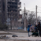 Un grupo de personas huye de los ataques rusos en la ciudad ucraniana de Mariúpol.