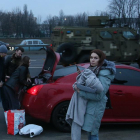 Una familia intenta huir deKiev.