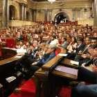 Diputats i diputades del Parlament aplaudeixen la declaració de la Junta de Portaveus sobre el 'Catalangate'.