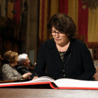 L'escriptora Imma Monsó signa el llibre de Sant Jordi de l'Ajuntament de Barcelona abans del pregó