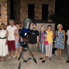 Els participants en la sessió d’Observació a Cal Soldat, al costat de l’astrofísic Kike Herrero.