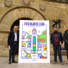 L'alcalde de Lleida, Miquel Pueyo, amb el cartell de la Festa Major 2022, acompanyat pel regidor Ignasi Amor i per Xavi Hosta, de SopaGraphics, empresa reposable del disseny.