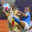 La belga Wullaert disputa un balón a la italiana Lisa Boattin.
