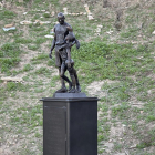 La estatua que Dan Medina ha colocado en el lugar del accidente.
