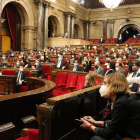 El hemiciclo durante la votación del decreto de la modificación de la ley de consultas, con en Comú Podem indicando su voto negativo en primer plano.