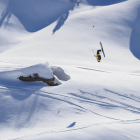 Los riders, tanto de esquí alpino como de snowboard, bajan por zonas vírgenes y puntúa tanto la dificultad del trazado como las piruetas.