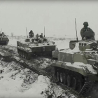 Los militares y los tanques rusos siguen llegando a la frontera del país con Ucrania.