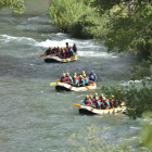 Tres barques de ràfting baixant diumenge per les aigües del riu Noguera Pallaresa.