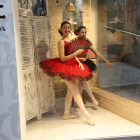 Una de las ‘performances’ en una tienda del Eix Comercial. 