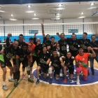 Los componentes del Rodi Balàfia Vòlei muestran su alegría por la clasificación para las semifinales.