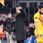 Xavi, donantinstruccions en el camp del Nàpols.