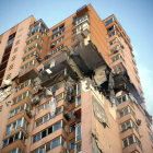 Un edificio residencial de más de 25 plantas junto al centro de Kiev con los efectos del impacto de un misil