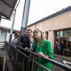 El alcalde de Castelldans, Conrad Llovera, muestra a la consellera el nuevo edificio.