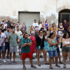 Vecinos de Alcoletge se concentraron ayer por la tarde ante el ayuntamiento para pedir más seguridad. 