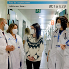 Mireia Sitjà en el centro con los médicos que siguen su caso.